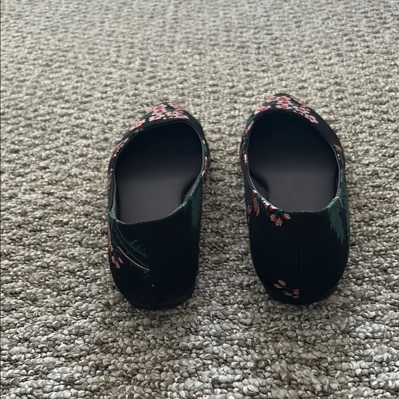 EUC. Floral Embroidered Women's Flats - Picture 3 of 4